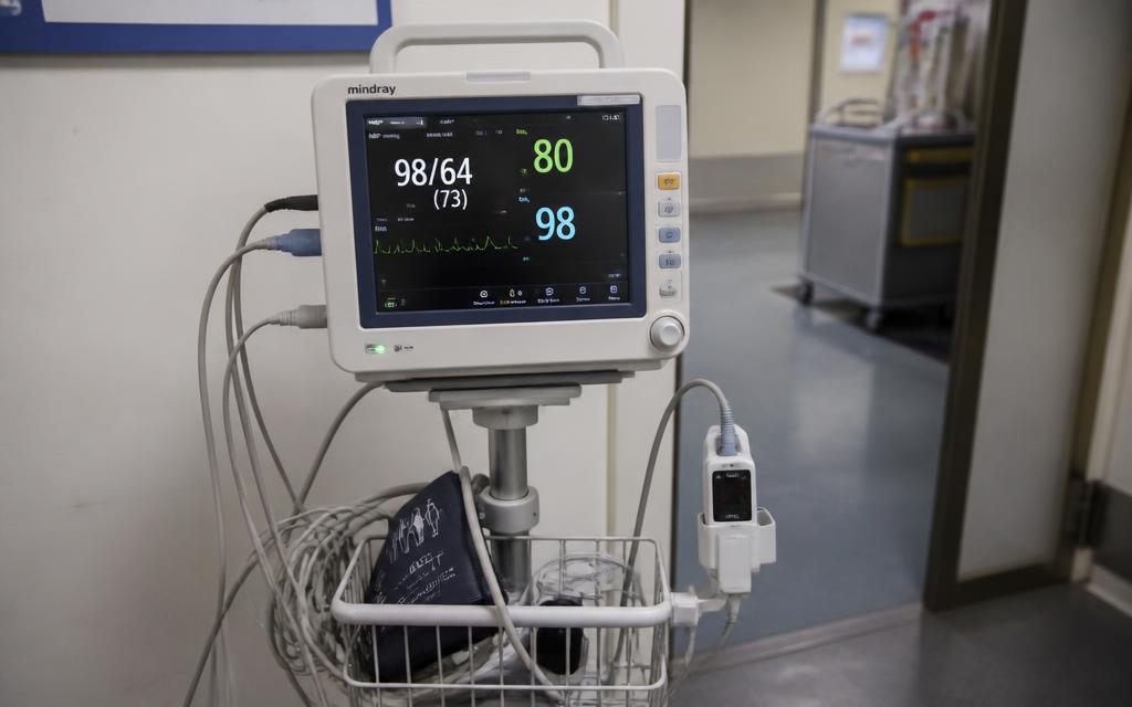 Point-of-care patient vitals monitor on a hospital cart
